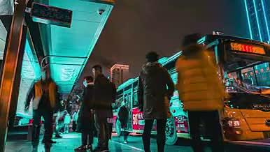 公交车站人流回家4k实拍青橙色调视频的预览图
